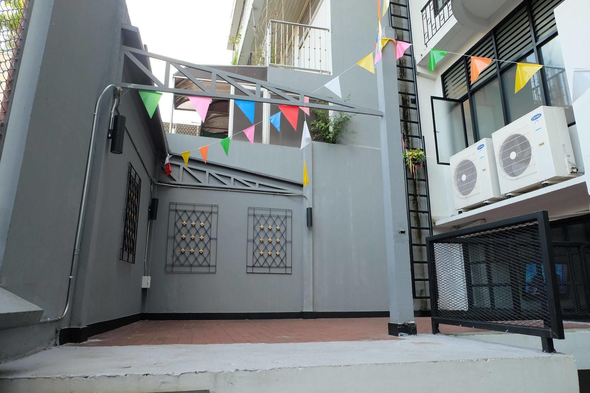 Puck Hostel Bangkok Exterior photo